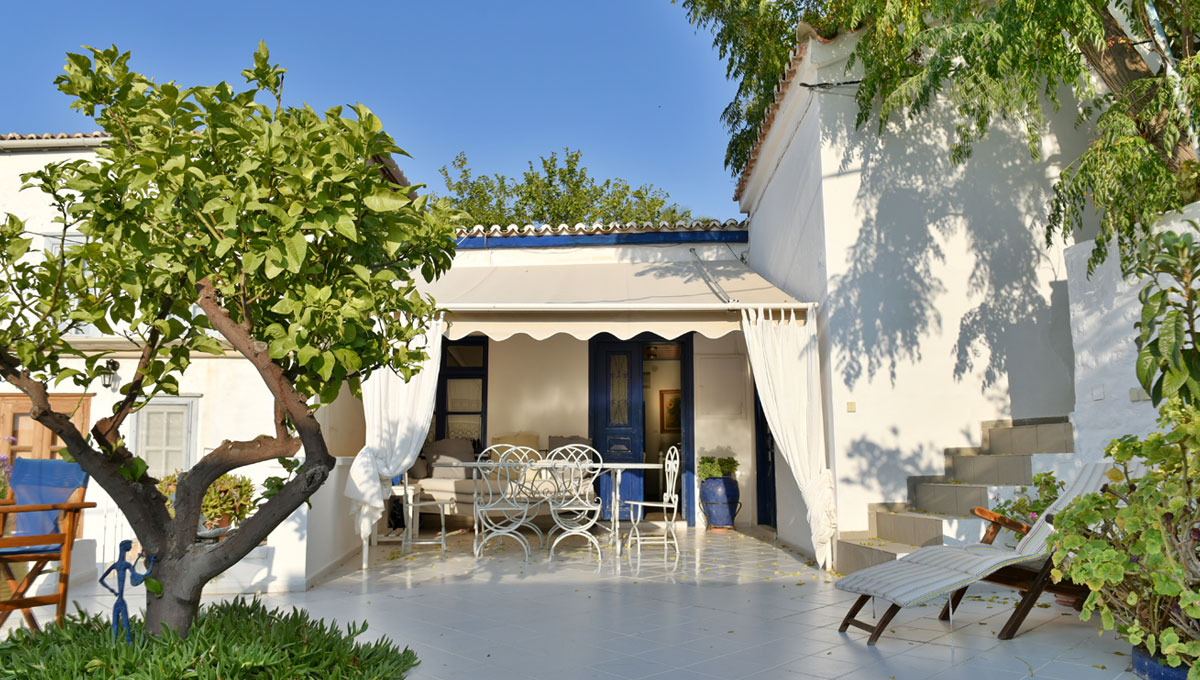 Houses with garden / courtyard for sale Hydra Houses