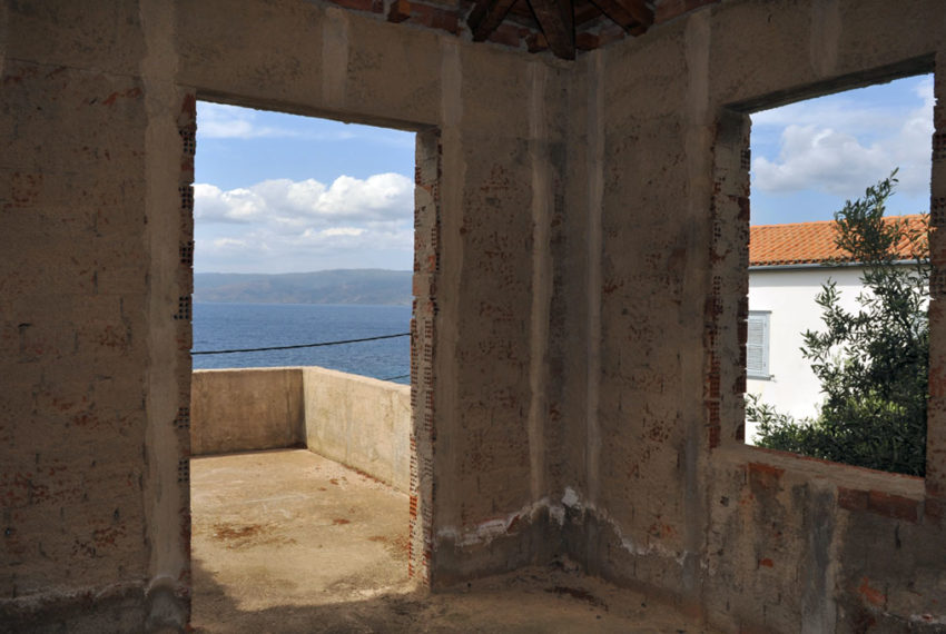 Unfinished property - Vlichos