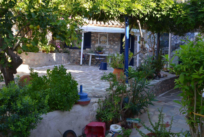 CHARMING SPITAKI IN KAMINI