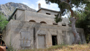 Unfinished property - Vlichos