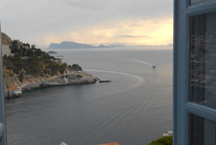 TRANQUIL HOUSE WITH HARBOUR VIEW