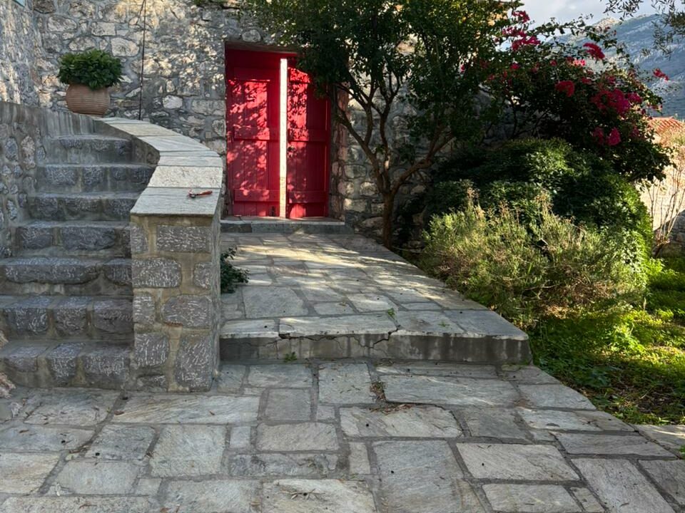 CharmingStoneHouseHydra (2)